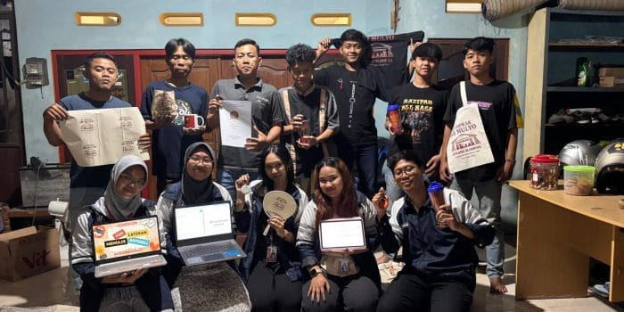 Mahasiswa KKN IDBU 22, Melakukan Pengembangan Ekonomi Kreatif Melalui Pelatihan Merchandise Kuda Lumping di Desa Jurang Belimbing dalam Menumbuhkan Kecintaan pada Budaya Lokal. Foto Bersama