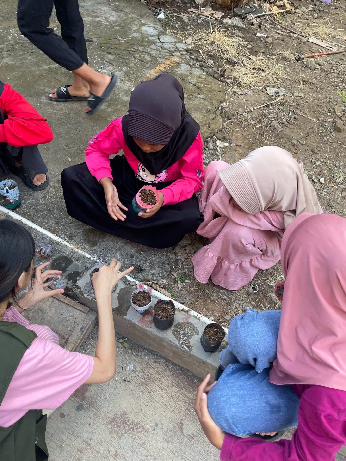 Tim KKN UNS Kelompok 201 Dukung Kreativitas dan Keterampilan Anak, Hadirkan Botol Bekas jadi Pot Bunga sebagai Media Ecological Literacy dalam Mewujudkan SDGs 12