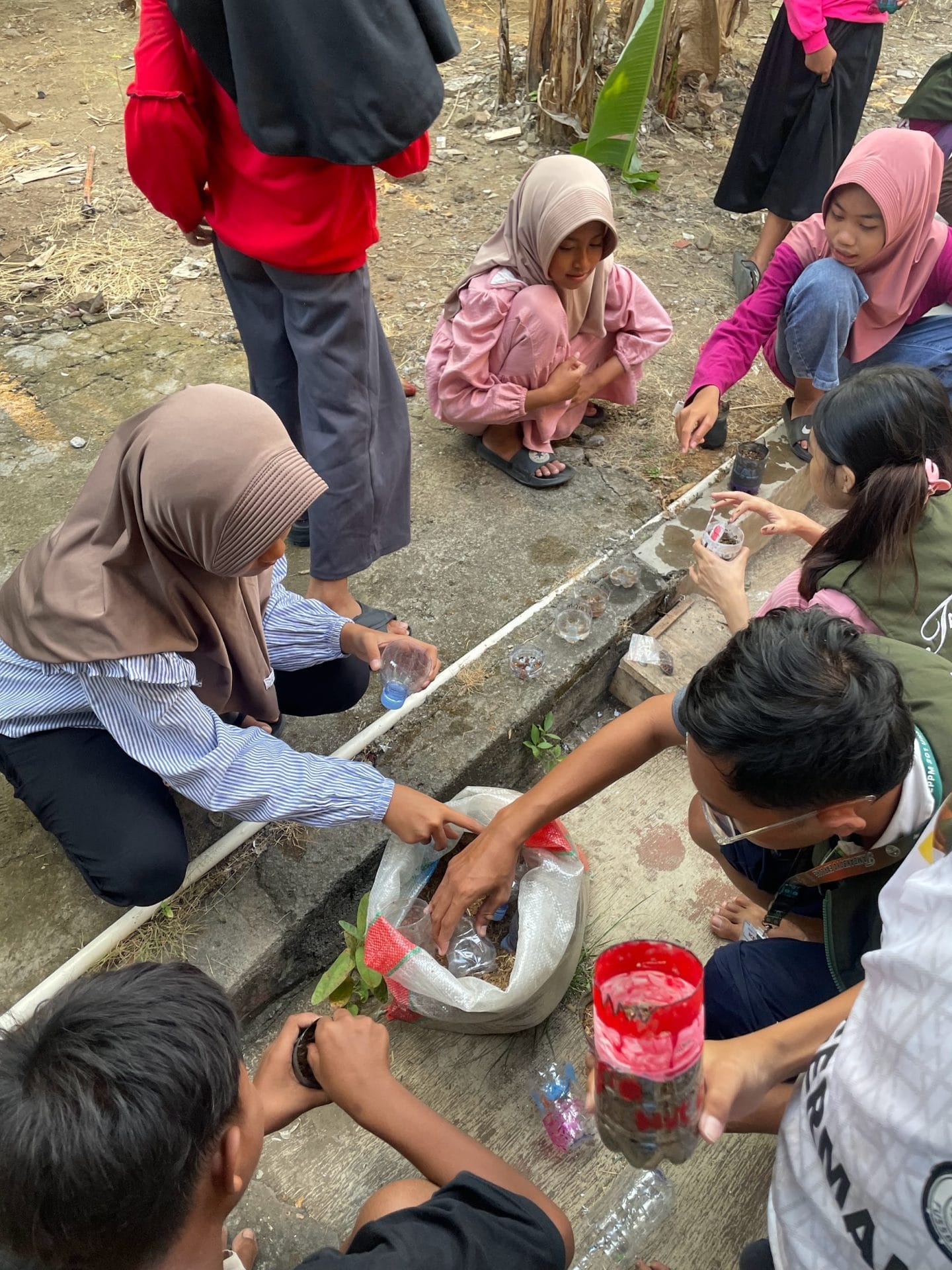 Tim KKN UNS Kelompok 201 Dukung Kreativitas dan Keterampilan Anak, Hadirkan Botol Bekas jadi Pot Bunga sebagai Media Ecological Literacy dalam Mewujudkan SDGs 12