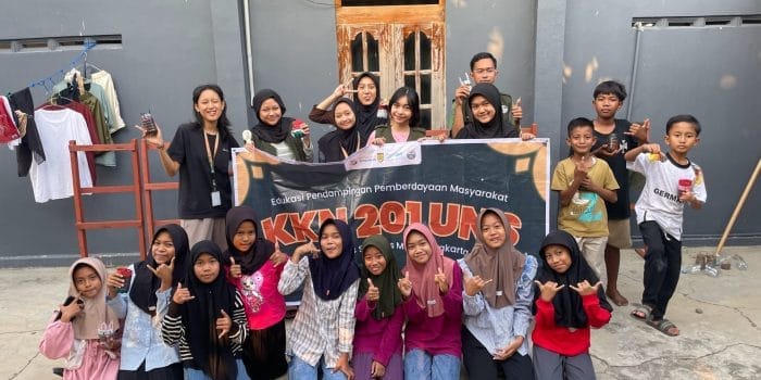 Tim KKN UNS Kelompok 201 Dukung Kreativitas dan Keterampilan Anak, Hadirkan Botol Bekas jadi Pot Bunga sebagai Media Ecological Literacy dalam Mewujudkan SDGs 12 Tim KKN UNS Kelompok 201 Dukung Kreativitas dan Keterampilan Anak, Hadirkan Botol Bekas jadi Pot Bunga sebagai Media Ecological Literacy dalam Mewujudkan SDGs 12