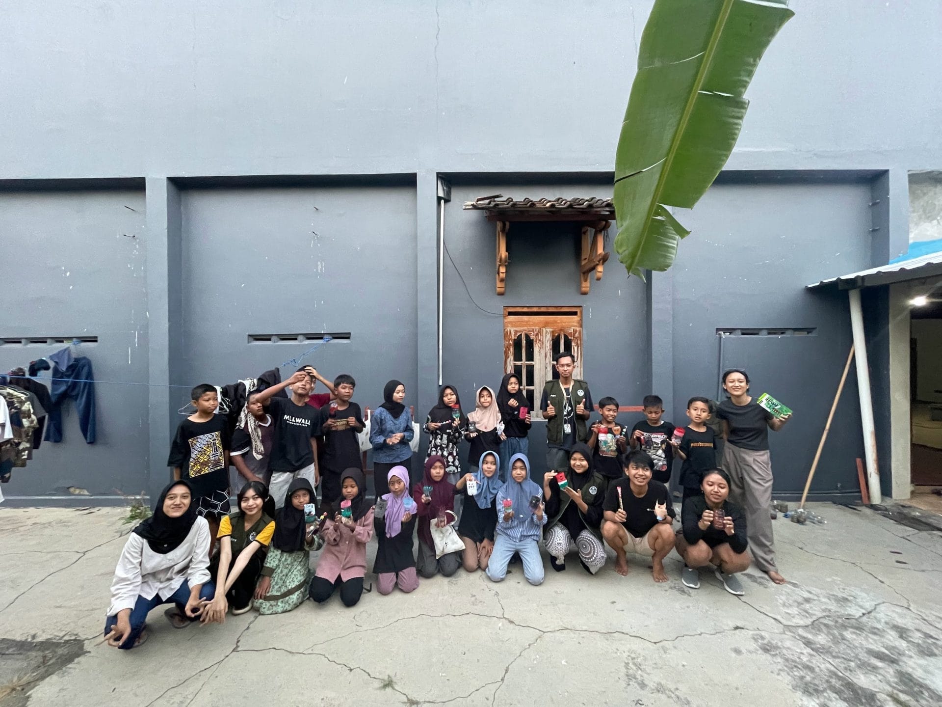 Tim KKN UNS Kelompok 201 Dukung Kreativitas dan Keterampilan Anak, Hadirkan Botol Bekas jadi Pot Bunga sebagai Media Ecological Literacy dalam Mewujudkan SDGs 12