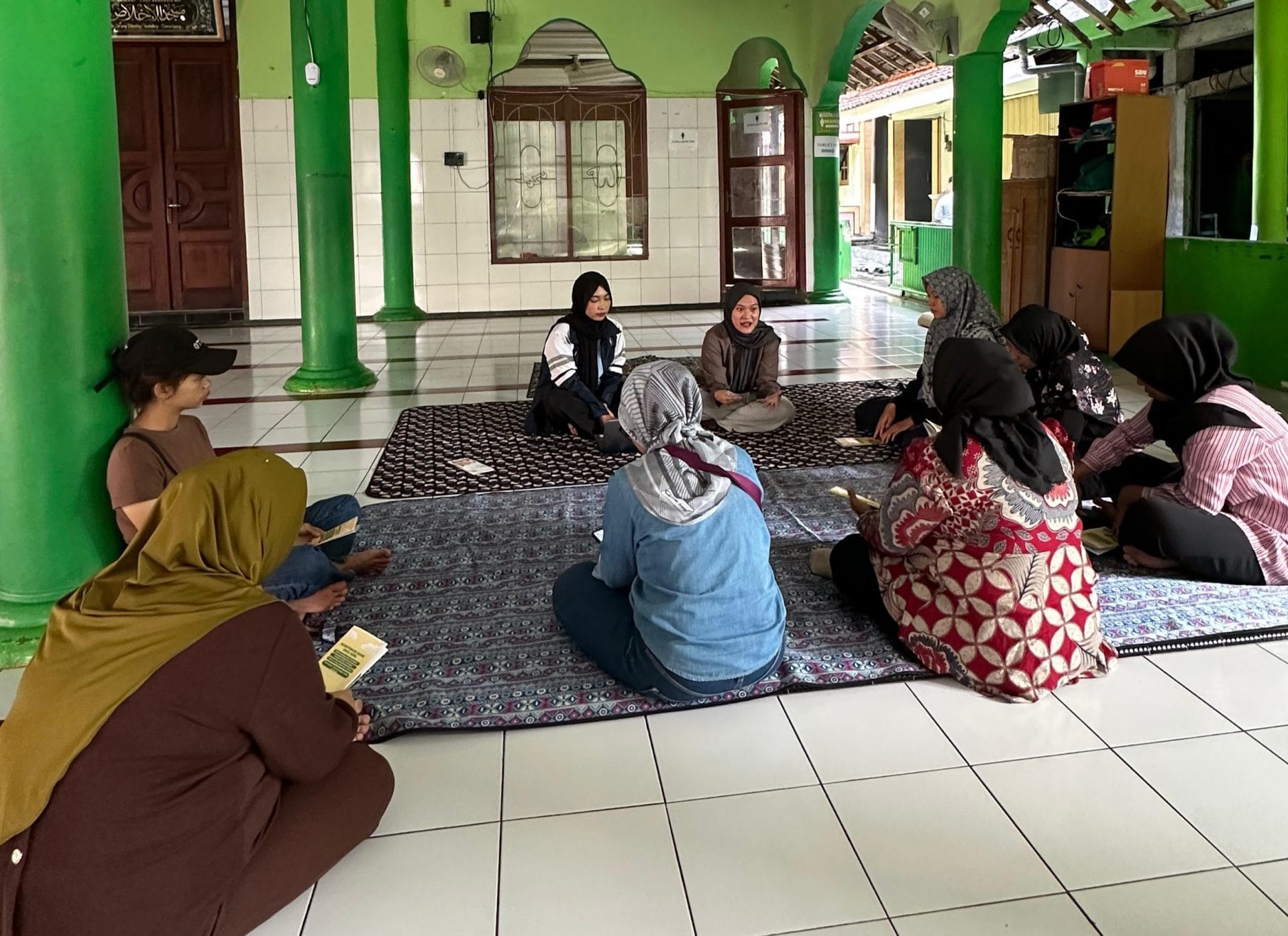 Mahasiswa KKN IDBU 22 UNDIP Edukasi Wali Murid PAUD Mekar Jaya tentang Pola Asuh Positif Mahasiswa KKN IDBU 22 UNDIP Edukasi Wali Murid PAUD Mekar Jaya tentang Pola Asuh Positif
