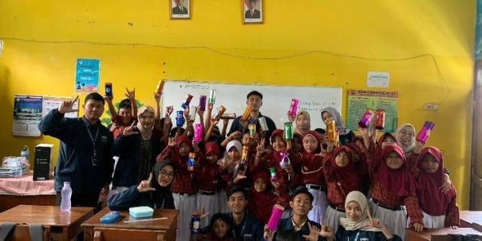 Mahasiswa KKN-T Kelompok 15 Mengajak Siswa SDN Candirejo Gemar Menabung Lewat Celengan Kreatif dari Botol Bekas