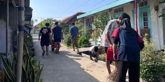 Mahasiswa Kuliah Kerja Nyata (KKN) UPGRIS Bersama Warga Kompak Gotong Royong di Minggu Pagi