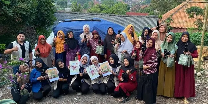Tingkatan Ketahanan Pangan, Mahasiswa KKN UPGRIS di Desa Keji Sulap Botol Bekas Air Mineral jadi Media Tanam Hidroponik Tingkatan Ketahanan Pangan, Mahasiswa KKN UPGRIS di Desa Keji Sulap Botol Bekas Air Mineral jadi Media Tanam Hidroponik