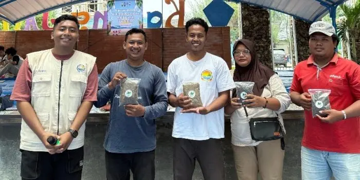 Mahasiswa KKN UNDIP dan UNISVET Gelar Sosialisasi Pemberdayaan Pengolahan Cocopeat dari Limah Kelapa Muda di Desa Punjulharjo, Kabupaten Rembang Mahasiswa KKN UNDIP dan UNISVET Gelar Sosialisasi Pemberdayaan Pengolahan Cocopeat dari Limah Kelapa Muda di Desa Punjulharjo, Kabupaten Rembang