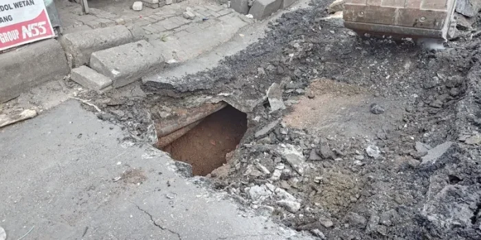 Jalan Ambles di KH. Sirojudin Tembalang: Bukti Kurangnya Perhatian terhadap Kualitas Infrastruktur Jalan Ambles di KH. Sirojudin Tembalang: Bukti Kurangnya Perhatian terhadap Kualitas Infrastruktur