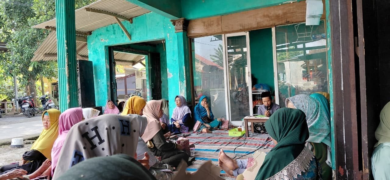 A group of people sitting on a floor AI-generated content may be incorrect.