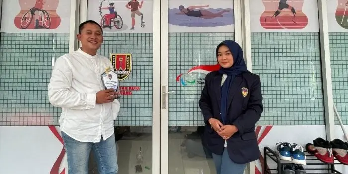 Mahasiswi Universitas PGRI Semarang Ikuti Magang di NPCI Kota Semarang A person and person standing in front of a store AI-generated content may be incorrect.