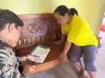 Mahasiswa KKN UPGRIS Sasar Rumah Tidak Layak Huni di Kebondalem, Bantu Program Pemprov Jateng A person kneeling on a bench next to a person AI-generated content may be incorrect.