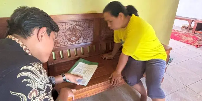 Mahasiswa KKN UPGRIS Sasar Rumah Tidak Layak Huni di Kebondalem, Bantu Program Pemprov Jateng A person kneeling on a bench next to a person AI-generated content may be incorrect.