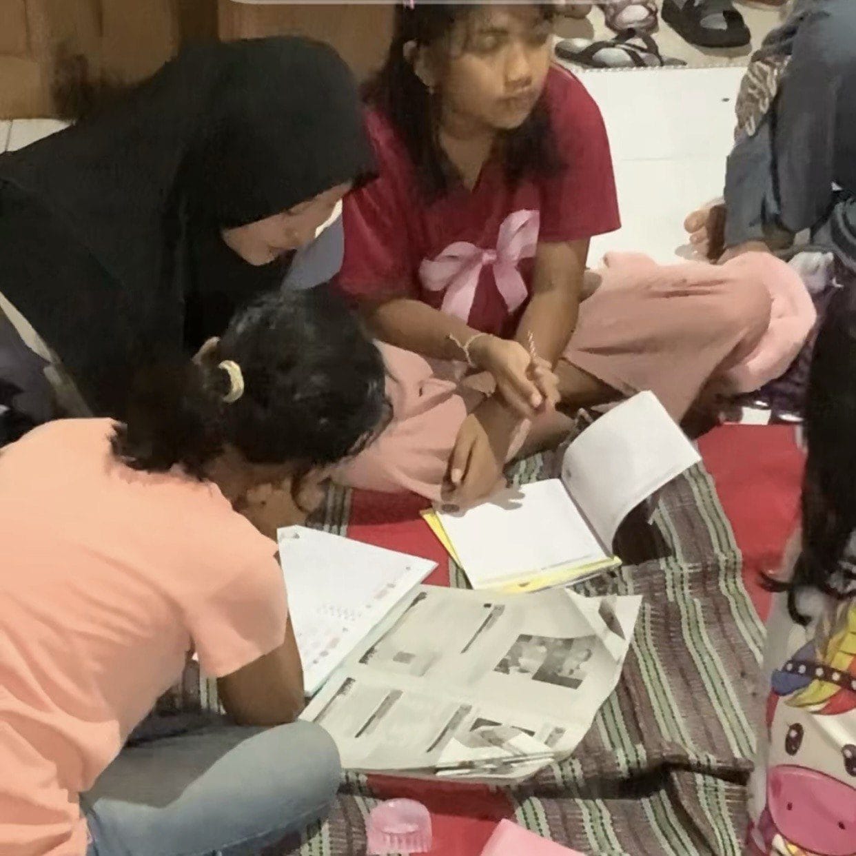 Mahasiswa KKN UPGRIS Selenggarakan Les Harian untuk Tingkatkan Minat Belajar Siswa di Desa Tlompakan