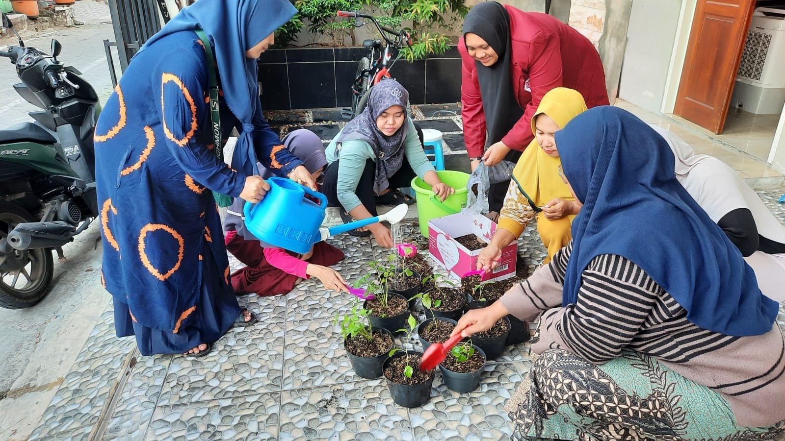 Mahasiswa Universitas IVET Semarang Wujudkan “Taman Gizi Mini” di Griya Utama Banjardowo Mahasiswa Universitas IVET Semarang Wujudkan “Taman Gizi Mini” di Griya Utama Banjardowo