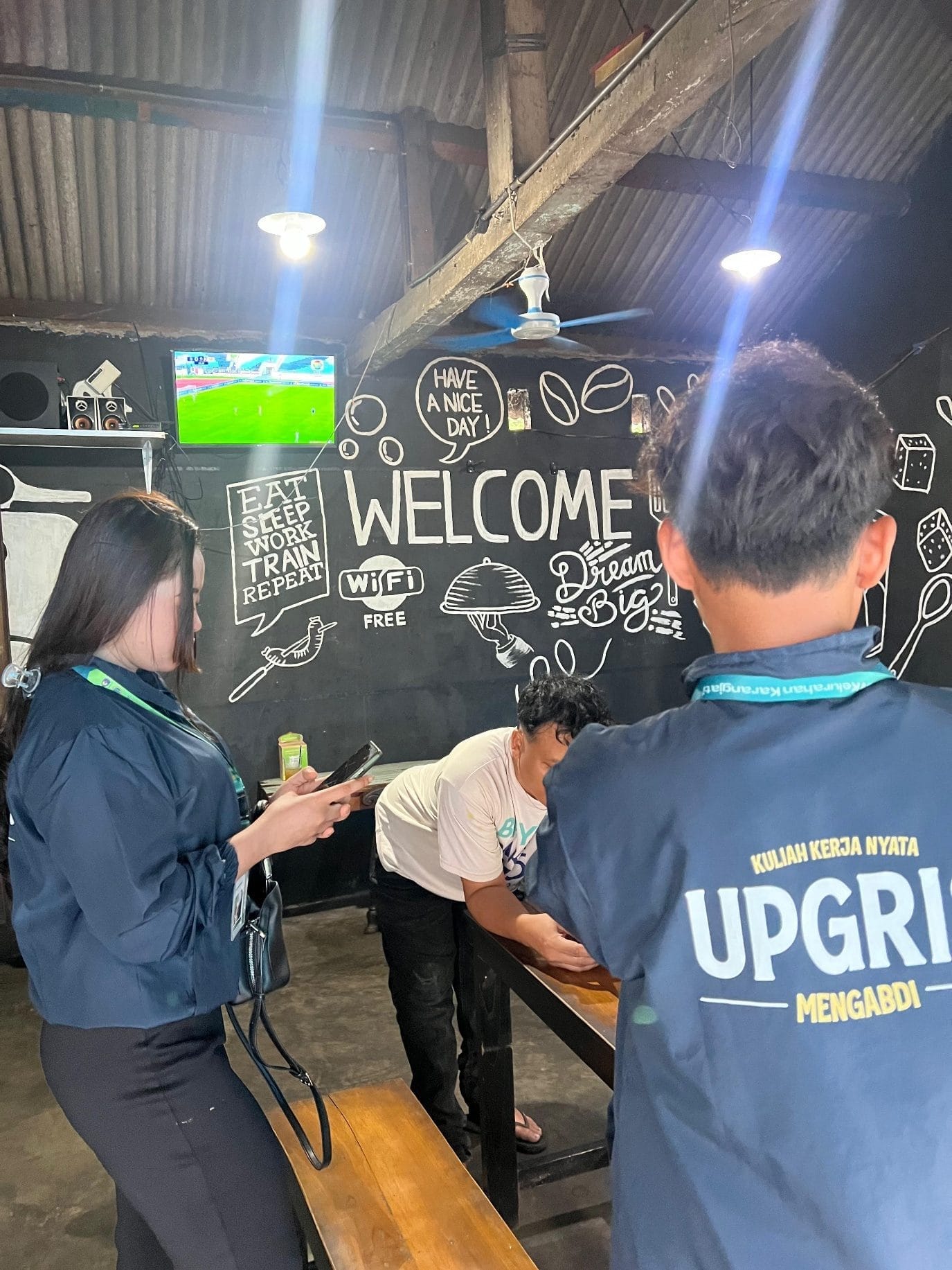 Mahasiswa KKN Tematik Universitas PGRI Semarang Kelompok 24 Dorong Digitalisasi UMKM Melalui Pembuatan Google Maps di Karangjati