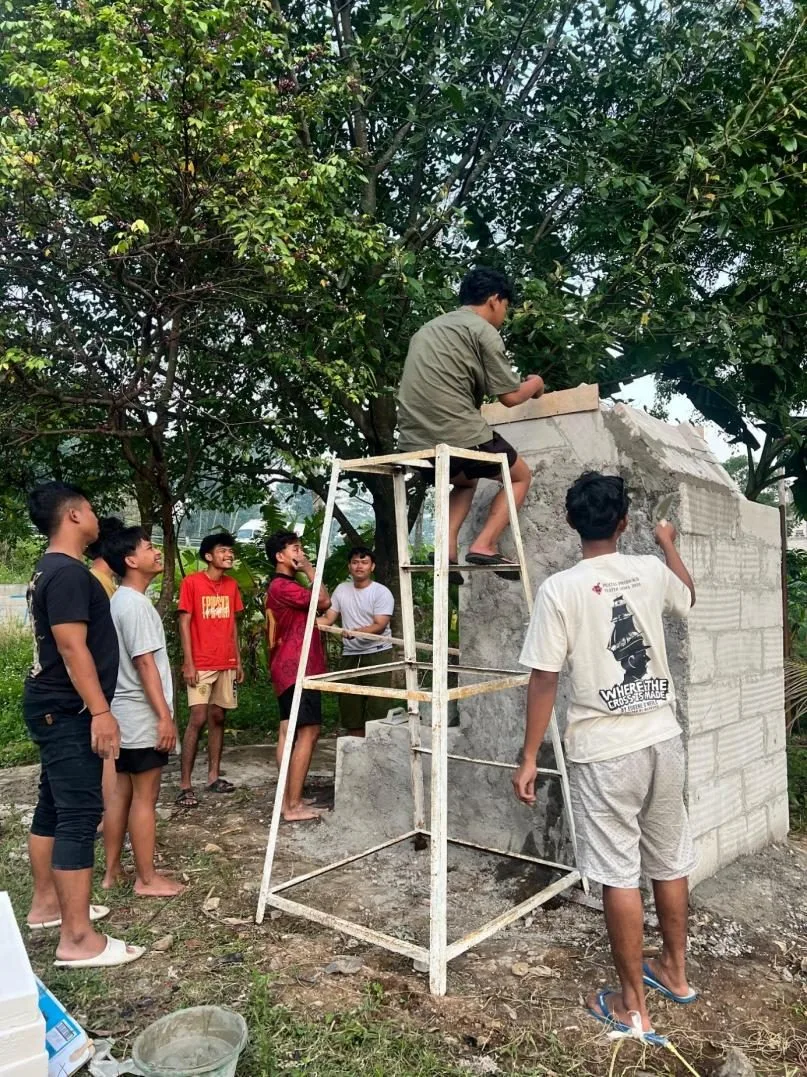 Mahasiswa KKN Tematik UPGRIS Kelompok 24 Bangun “Rocket Stove” sebagai Solusi Pengelolaan Sampah Ramah Lingkungan di Karangjati