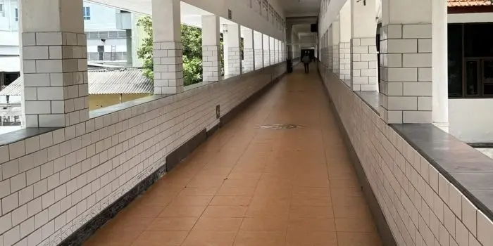 Alur Pasien di RSUD dr. Soetomo: Dari Kedatangan hingga Penanganan Dokter A long hallway with white brick walls AI-generated content may be incorrect.