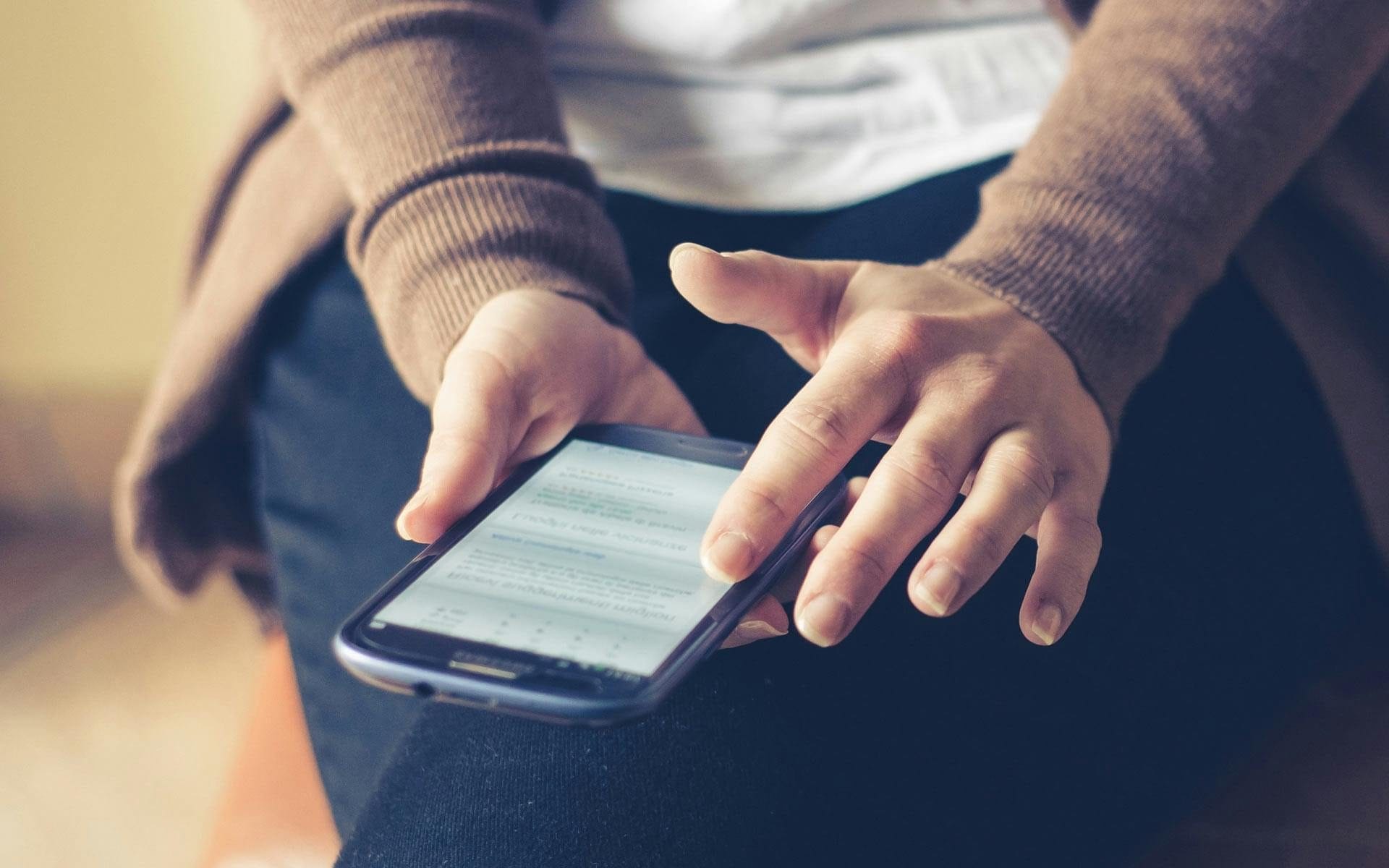 Dari Debat ke Hujatan: Kenapa Pengguna Media Sosial Susah Berbeda Pendapat? A person holding a phoneAI-generated content may be incorrect.