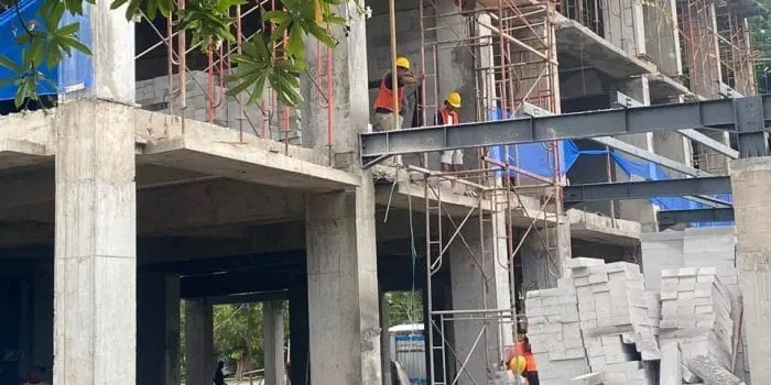 Keselamatan Kerja di Balik Pembangunan Proyek Gedung Fakultas Ilmu Budaya Universitas Airlangga Keselamatan Kerja di Balik Pembangunan Proyek Gedung Fakultas Ilmu Budaya Universitas Airlangga