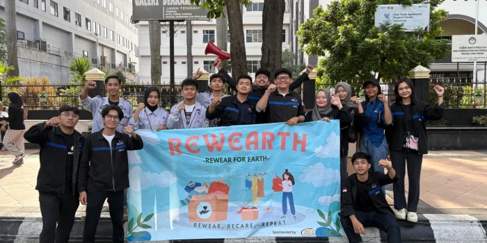 Dari Kampus untuk Lingkungan, Rewearth 2025 Berhasil Salurkan Ribuan Pakaian ke Masyarakat Dari Kampus untuk Lingkungan, Rewearth 2025 Berhasil Salurkan Ribuan Pakaian ke Masyarakat