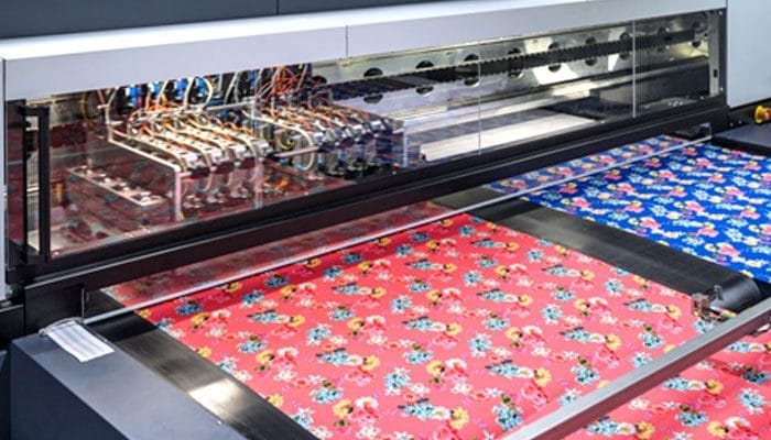Batik Tulis vs Batik Printing: Tradisi yang Kian Terkalahkan oleh Kecepatan Mesin di Kota Pekalongan Batik Tulis vs Batik Printing: Tradisi yang Kian Terkalahkan oleh Kecepatan Mesin di Kota Pekalongan