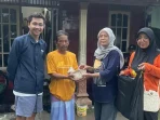 Mahasiswa KKN UPGRIS Bantu Distribusikan Bantuan Korban Banjir Di Kelurahan Trompo, Kendal