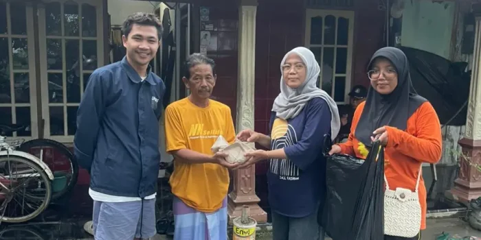 Mahasiswa KKN UPGRIS Bantu Distribusikan Bantuan Korban Banjir Di Kelurahan Trompo, Kendal Mahasiswa KKN UPGRIS Bantu Distribusikan Bantuan Korban Banjir Di Kelurahan Trompo, Kendal