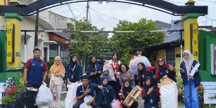 Mahasiswa KKN UPGRIS Kelompok 34 Melakukan Pendampingan Bank Sampah Keliling di RT 04 RW 08 Kelurahan Plamongansari Mahasiswa KKN UPGRIS Kelompok 34 Melakukan Pendampingan Bank Sampah Keliling di RT 04 RW 08 Kelurahan Plamongansari