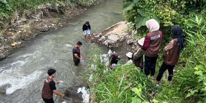 Tim KKN Universitas Tidar Desa Girikulon Lakukan Aksi Nyata Jaga Alam, Tebar 2.000 Benih Ikan dan Tanam 50 Pohon Tim KKN Universitas Tidar Desa Girikulon Lakukan Aksi Nyata Jaga Alam, Tebar 2.000 Benih Ikan dan Tanam 50 Pohon