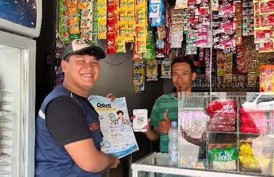 Transformasi Digital di Desa Baturan, Mahasiswa KKN Undip Edukasi Pembayaran QRIS Transformasi Digital di Desa Baturan, Mahasiswa KKN Undip Edukasi Pembayaran QRIS