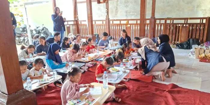 Belajar Sambil Bermain: Outing Class Mewarnai Anak-Anak Kampung Gebyok, Kelurahan Ngijo, Kecamatan Gunungpati oleh KKN UPGRIS Kelompok 6 20260125_090940-1