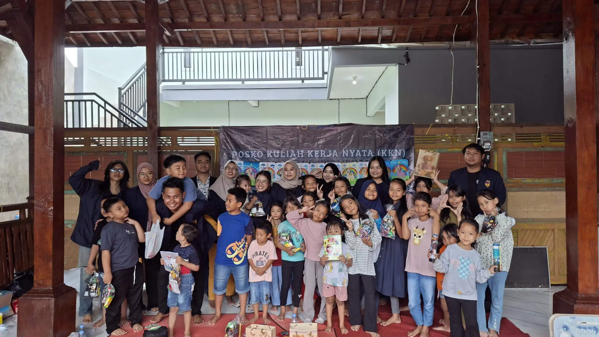 Belajar Sambil Bermain: Outing Class Mewarnai Anak-Anak Kampung Gebyok, Kelurahan Ngijo, Kecamatan Gunungpati oleh KKN UPGRIS Kelompok 6 Belajar Sambil Bermain: Outing Class Mewarnai Anak-Anak Kampung Gebyok, Kelurahan Ngijo, Kecamatan Gunungpati oleh KKN UPGRIS Kelompok 6