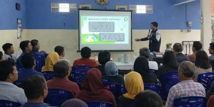 Mahasiswa KKN-T Universitas Diponegoro Memberikan Edukasi Penyakit Akibat Pembakaran Sampah Rumah Tangga Kepada Masyarakat Simongan di RW 04 68C07B2C-531E-4D1C-B72B-4DD0547F23F7
