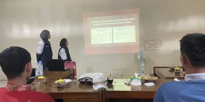 Mahasiswa KKN UNDIP Melakukan Sosialisasi mengenai Standar Operasional Prosedur (SOP) Gudang Pakan Hewan dan Digitalisasi UMKM di Desa Selokarto C8C051DD-F40A-4143-88F3-D95F43B857C1