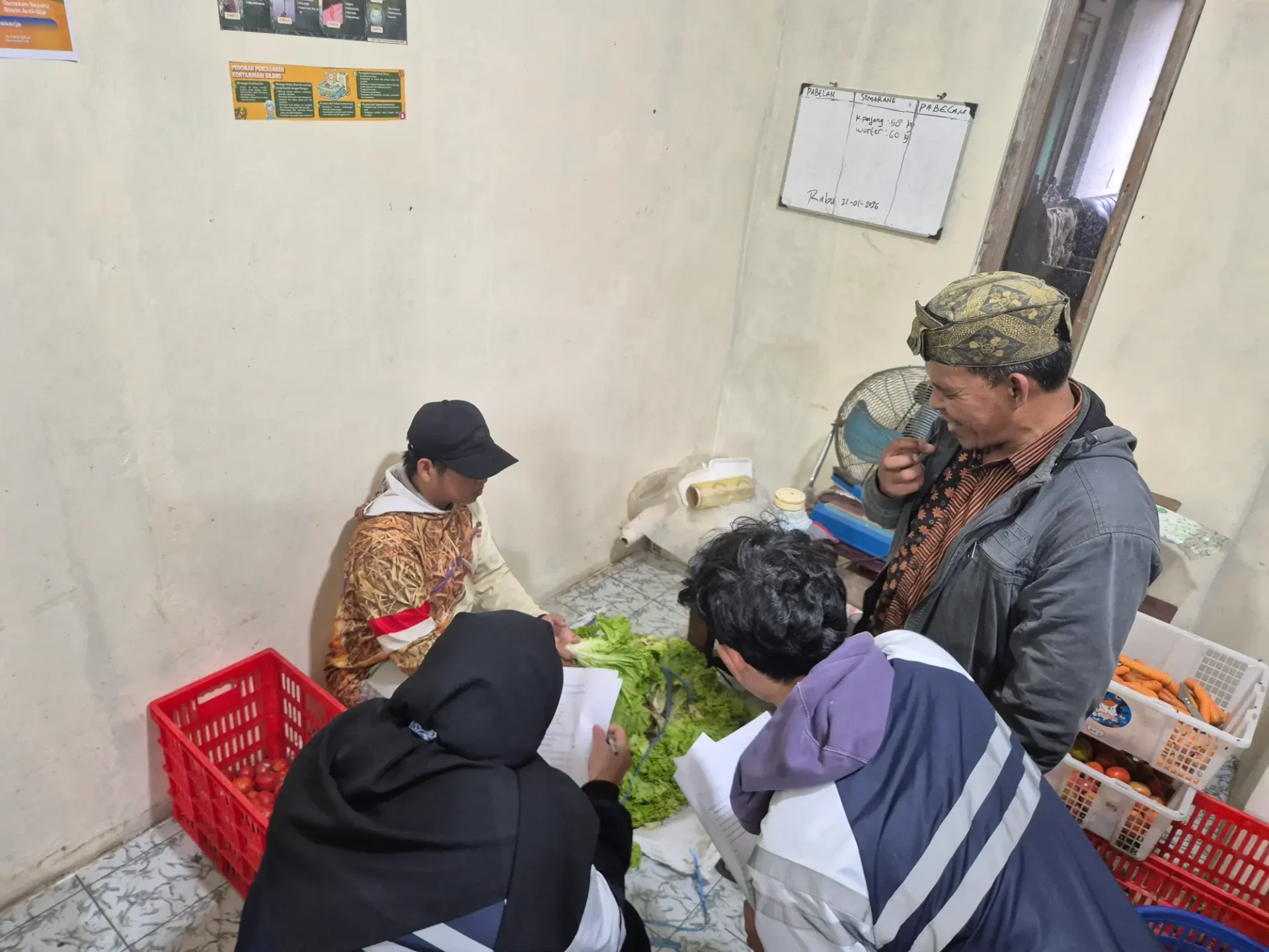 Mahasiswa KKN-Tematik Tim 21 Undip Bantu Usaha Hortikultura Desa Batur Tetap Segar dengan Ozon Mahasiswa KKN-Tematik Tim 21 Undip Bantu Usaha Hortikultura Desa Batur Tetap Segar dengan Ozon