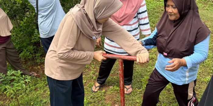 Dari Lubang Kecil untuk Dampak Besar: Mahasiswa Teknik Sipil UNDIP Hadirkan Solusi Biopori di Desa Bukur