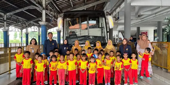 Upaya Meningkatkan Kesadaran Lalu Lintas pada anak Usia Dini, Mahasiswa KKN UPGRIS Desa Kalisalak melaksanakan Sosialisasi SALUD Foto-Utama