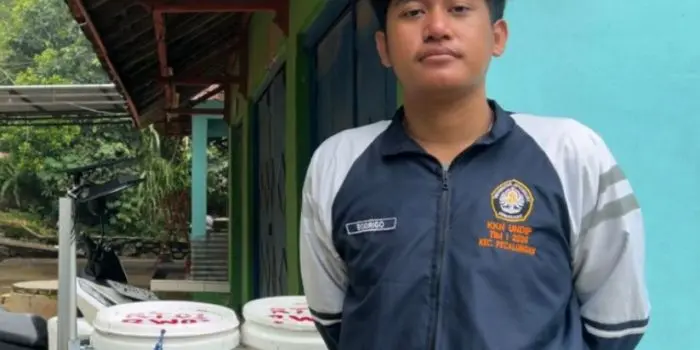 Hadirkan Penerangan Mandiri di Bank Sampah, Mahasiswa KKN Reguler TIM I-73 UNDIP Manfaatkan Lampu Tenaga Surya Pemasangan Lampu Tenaga Surya di Area Bank Sampah