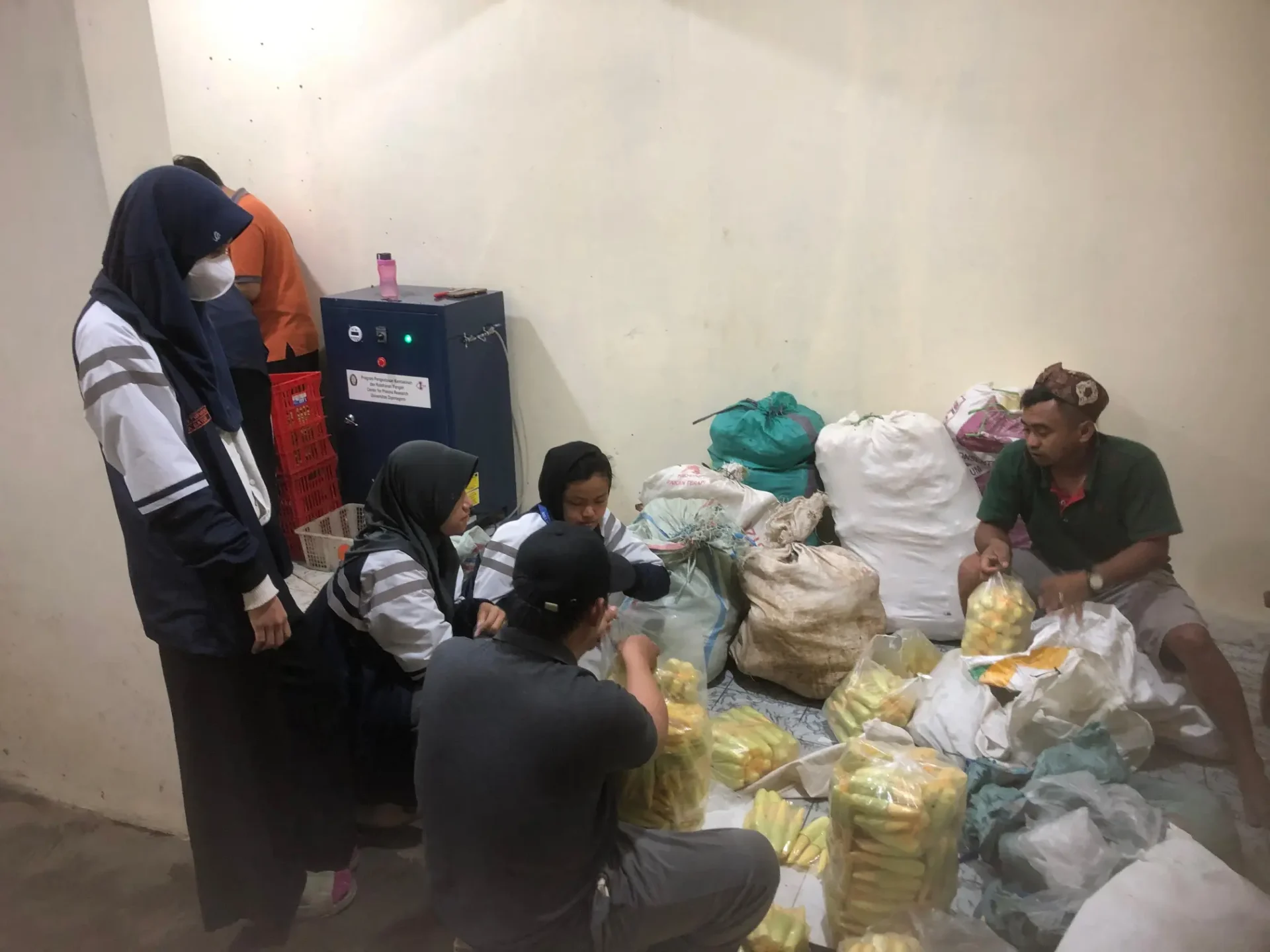 Mahasiswa KKN-Tematik Tim 21 Undip Bantu Usaha Hortikultura Desa Batur Tetap Segar dengan Ozon Mahasiswa KKN-Tematik Tim 21 Undip Bantu Usaha Hortikultura Desa Batur Tetap Segar dengan Ozon