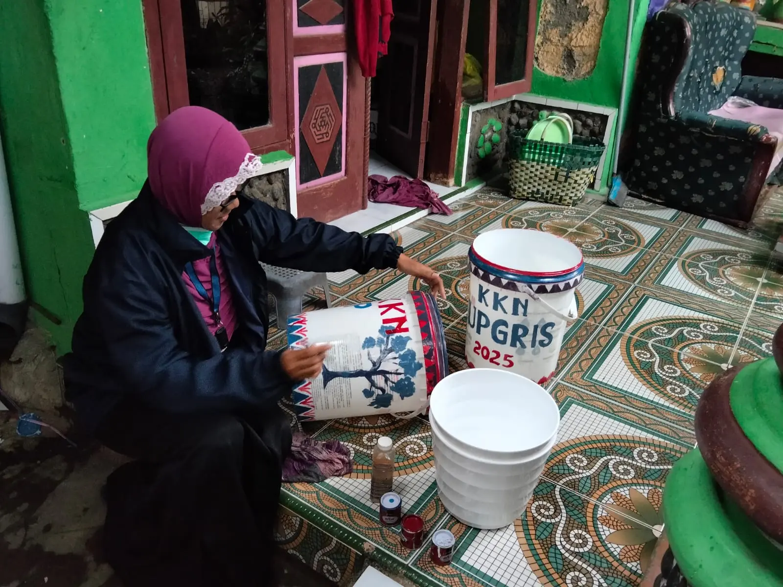 Wujudkan Desa Asri, Mahasiswi KKN UPGRIS, Sa’adiah Nitamalili, Lakukan Penghijauan dan Donasi Tempat Sampah