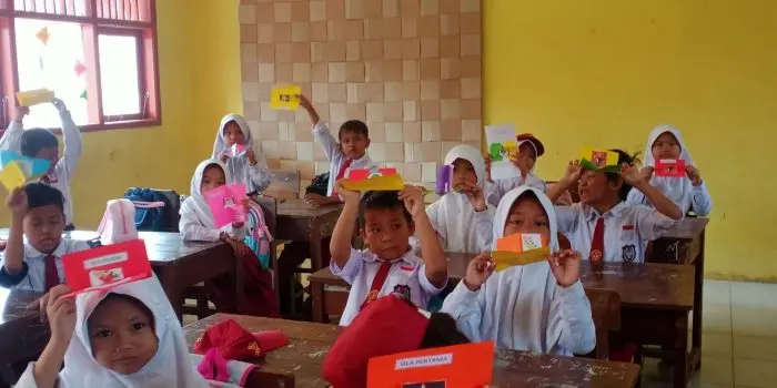 Kreatif dan Edukatif, Mahasiswa KKN UPGRIS Dampingi Siswa SD Negeri Limbangan 01 Losari Membuat Pop Up Book Pancasila IMG20260209074216