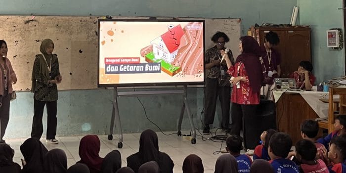 Mahasiswa KKN UNDIP Ajak Siswa Mengenal Gempa Bumi Lewat Fisika Dasar di SD N 1 Mutihan IMG_3173