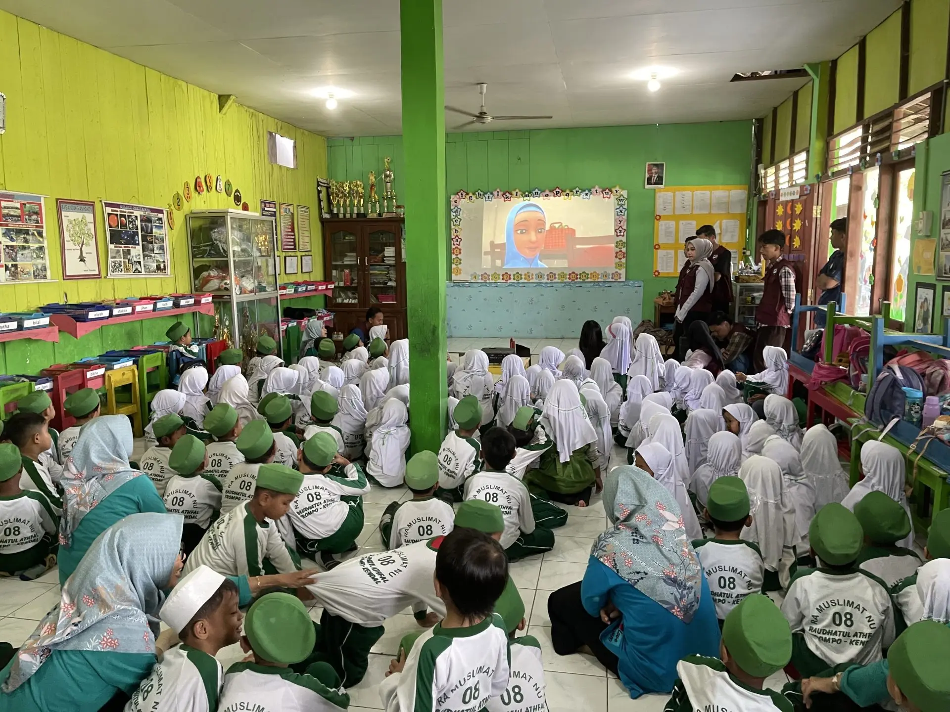 Edukasi Hidup Bersih Sejak Dini, KKN UPGRIS 39 Sosialisasikan Cuci Tangan di RA Muslimat NU 8 Trompo