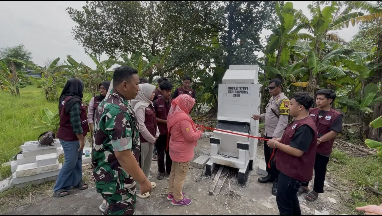 Dari Mahasiswa untuk Masyarakat: Rocket Stove KKN UPGRIS Kelompok 39 di Trompo
