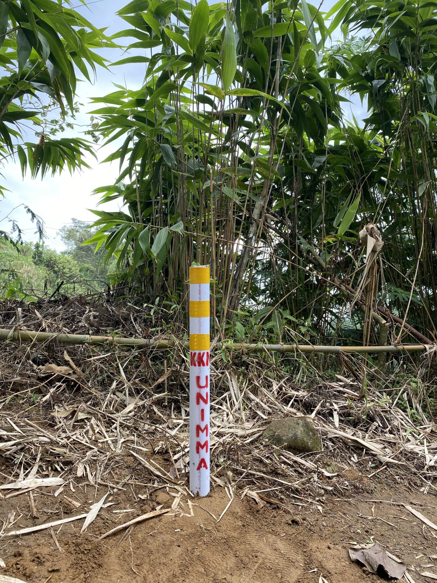 Reflektor Pembatas Jalan di Dusun Genteran