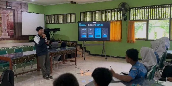 Edukasi Kesadaran Keamanan Siber oleh Mahasiswa KKN bagi Siswa SMP di Desa Sumberejo IMG_7895-1