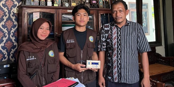 Mahasiswa KKN Universitas Muhammadiyah Purwokerto Terapkan Alat Monitoring Suhu Ruangan Berbasis Sensor di Desa Cikembulan IMG_9673