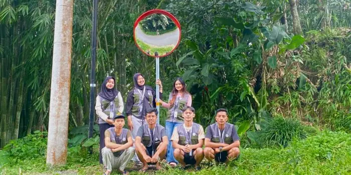 Upaya Pencegahan Kecelakaan Lalu Lintas, Mahasiswa KKN UNTIDAR Pasang Cermin Cembung dan Delineator di Desa Kajangkoso