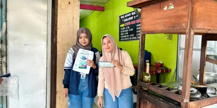 Cegah Penipuan QRIS, Mahasiswa KKN UNDIP Bekali UMKM Ngemplak Simongan dengan Program QRIS-GUARD QRIS-GUARD