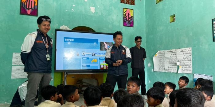 KKNR UNDIP TIM 64 SOSIALISASIKAN BIOPORI KE SD DAN PERANGKAT DESA WRINGINGINTUNG UNTUK ATASI SAMPAH ORGANIK WhatsApp-Image-2026-01-31-at-10.32.30