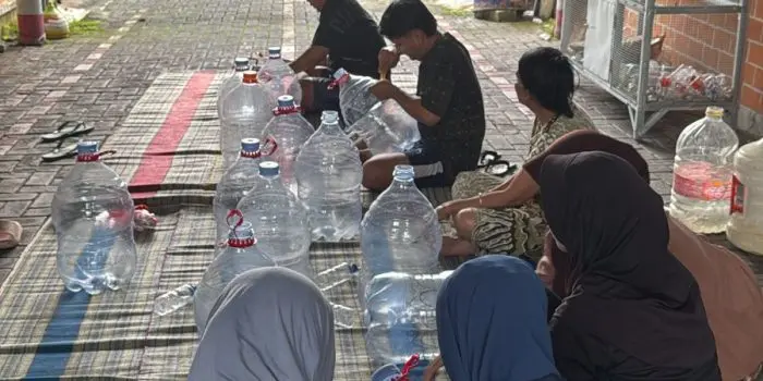Kreasi Hijau Bersama: Pemanfaatan Sampah Non Organik menjadi Hiasan Pot Tanaman di Taman TOGA oleh Warga RT.07/RW.21, Kelurahan Sendangmulyo, Kecamatan Tembalang, Kota Semarang dan KKN UPGRIS 2026 WhatsApp-Image-2026-02-01-at-10.09.46